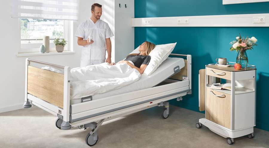 Krankenhausbett Seta pro von Stiegelmeyer mit Pflegekraft und Patientin