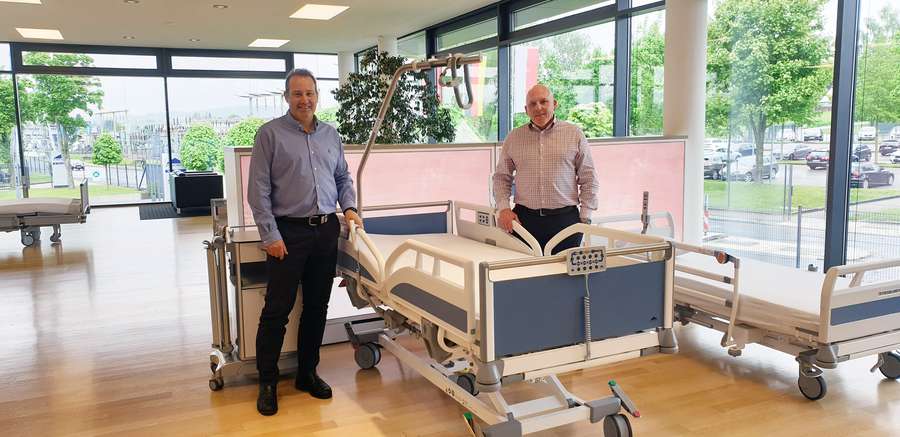 Tim Cohen und Chris Pearson von Innovate Care mit dem Krankenhausbett Evario von Stiegelmeyer